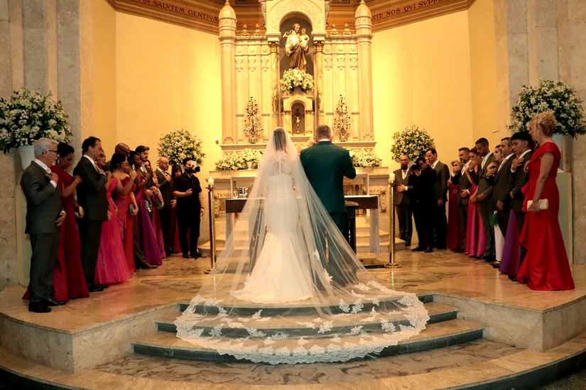 Gabryella e Marcos Chiesa no altar